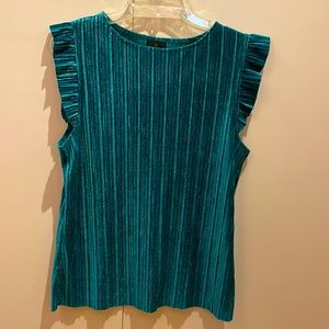 🍀 green velvet, crêpe top with ruffle sleeve sz M